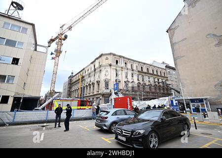 Zagreb, Croatie. 09th Feb, 2024. Dans la rue Petrinjska dans le centre de Zagreb, un échafaudage du bâtiment au numéro 30 s'est effondré aujourd'hui. Les pompiers sont au sol et signalent que l'échafaudage de construction est tombé sur un véhicule et une personne. D'après ce qui a été déterminé jusqu'à présent, il n'y a pas de blessés. La circulation sur la rue Petrinjska en direction du nord a été complètement arrêtée et les gens circulent dans les rues environnantes, à Zagreb, Croatie, le 9 février 2024. Photo : Neva Zganec/PIXSELL crédit : Pixsell/Alamy Live News Banque D'Images