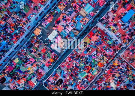 Vue aérienne des personnes à bord d'un navire à passagers le long de la rivière Buriganga, Dhaka, Bangladesh. Banque D'Images