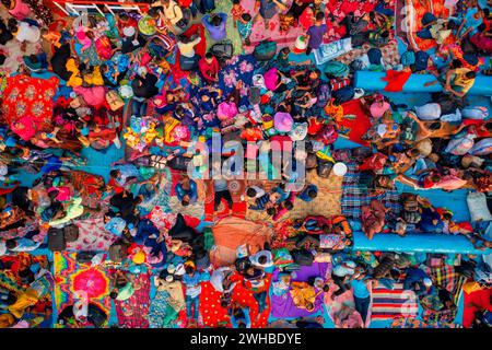 Vue aérienne des personnes à bord d'un navire à passagers le long de la rivière Buriganga, Dhaka, Bangladesh. Banque D'Images