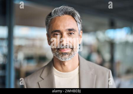 Heureux homme d'affaires mature d'âge moyen regardant la caméra dans le bureau, headshot. Banque D'Images