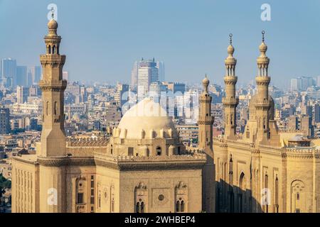 Vue aérienne du Caire avec la mosquée Sultan Hassan depuis la citadelle de Saladin au Caire, Egypte Banque D'Images