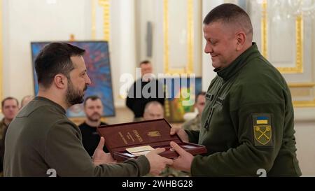 Kiev, Ukraine. 09th Feb, 2024. Le président ukrainien Volodymyr Zelenskyy, à gauche, la médaille d'or des héros de l'Ukraine à l'ancien commandant des forces armées Valerii Zaluzhnyi, à droite, lors d'une cérémonie à la salle blanche des héros du Palais Mariinsky, le 9 février 2024 à Kiev, Ukraine. Crédit : Pool photo/Bureau de presse présidentiel ukrainien/Alamy Live News Banque D'Images