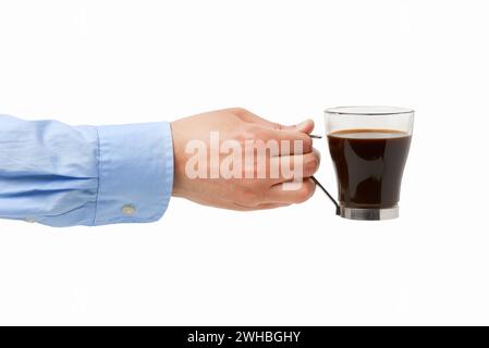 Gros plan d'une main d'homme d'affaires tenant une tasse dans un café avec fond blanc Banque D'Images