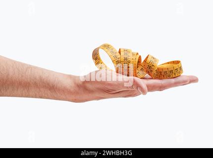 Main d'homme tenant un ruban à mesurer isolé sur un fond blanc Banque D'Images