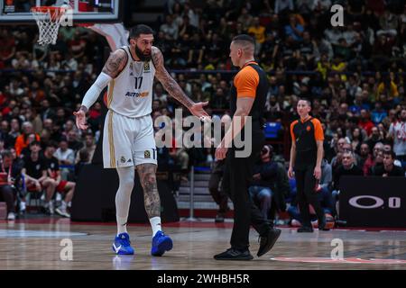 Vincent Poirier #17 du Real Madrid (l) réagit envers l'arbitre lors du match Round 26 de la saison régulière de Turkish Airlines EuroLeague 2023/24 entre EA7 Emporio Armani Milan et le Real Madrid au Mediolanum Forum. Score final ; EA7 Emporio Armani Milan 81:76 Real Madrid. Banque D'Images