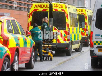 Londres, Royaume-Uni. 9 février 2024. Une ligne d'ambulances à l'extérieur du service des urgences et des accidents du Royal London Hospital. Le nombre de personnes en attente de plus de 12 heures dans A & E a atteint 54 308 en janvier, contre 22 045 en décembre. NHS England a déclaré que les chiffres viennent après que Les services A&E et ambulance ont connu leur plus forte activité en janvier. Il a déclaré qu'il y avait 2,23 millions de présences A&E, avec une augmentation de plus de 10% des admissions d'urgence de A&E par rapport au même mois l'an dernier. Crédit : Karl Black/Alamy Live News Banque D'Images