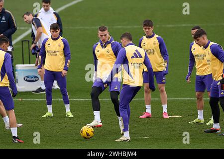 Madrid, Espagne. 09th Feb, 2024. Fede Valverde du Real Madrid (R) et Andriy Lunin du Real Madrid (l) vus en action lors de la dernière séance d'entraînement du Real Madrid CF avant le match de football LaLiga EA Sports week 24 contre Girona FC à Ciudad Deportiva Real Madrid. Crédit : SOPA images Limited/Alamy Live News Banque D'Images