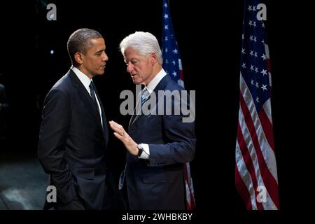 Le président Barack Obama s’entretient avec l’ancien président Bill Clinton dans les coulisses du New Amsterdam Theater à New York, New York, le 4 juin 2012. (Photo officielle de la Maison Blanche par Pete Souza) Banque D'Images