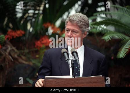Le président Bill Clinton prononce un discours lors d'un événement du jour de la Terre au jardin botanique des États-Unis, le 1993 avril Banque D'Images