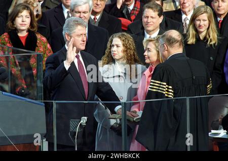 Le président Bill Clinton prête serment devant le juge en chef William H. Rehnquist, décembre 1997 Banque D'Images