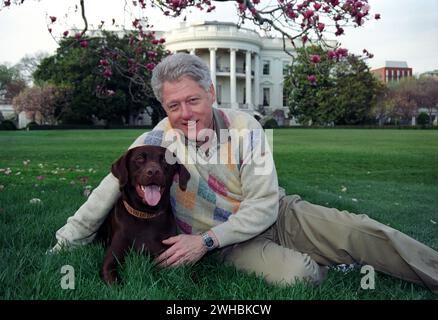 Le président Bill Clinton pose avec son chien Buddy pour une photo de portrait sur la pelouse sud de la Maison Blanche, 1999 Banque D'Images