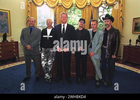 Président Bill Clinton avec les membres de la bande U2 dans le Bureau ovale - 26 mai 1997 Banque D'Images