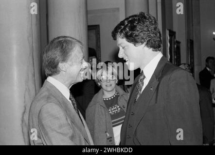 Le président américain Jimmy carter à la Maison Blanche, serrant la main au gouverneur élu de l'Arkansas Bill Clinton, qui deviendra plus tard président des États-Unis également. 1978 Banque D'Images