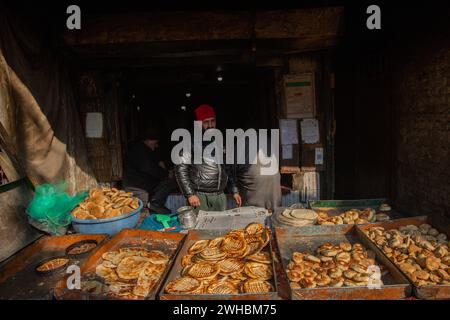 Srinagar, Jammu-et-Cachemire, Inde. 8 février 2024. Un homme vendant du pain cachemiri par une journée ensoleillée d'hiver à Srinagar Cachemire. Le service météorologique local a prédit un temps sec jusqu'au 17 février. (Crédit image : © Faisal Bashir/Pacific Press via ZUMA Press Wire) USAGE ÉDITORIAL SEULEMENT! Non destiné à UN USAGE commercial ! Banque D'Images