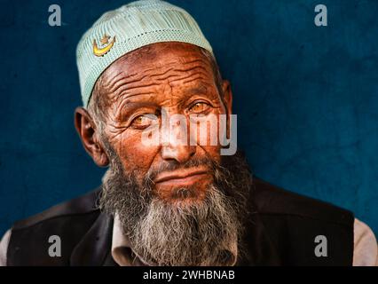 Portrait d'un homme musulman Ladakhi âgé portant une calotte crânienne également connue sous le nom de Taqiyah. Banque D'Images