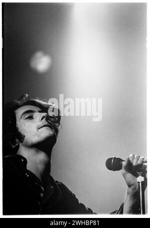 THOUSAND YARD STARE, CONCERT, 1993 : Stephen Barnes chanteur du groupe de rock Thousand Yard Stare jouant au terminal universitaire de Cardiff à Cardiff, pays de Galles, le 31 mai 1993. Photo : Rob Watkins. INFO : 1000 Yard Stare, un groupe de rock indépendant britannique formé en 1990, a apporté un son mélodique et à la guitare. Avec des singles comme Comeuppance et Weatherwatch, ils ont contribué à la scène indépendante des années 90. Bien que de courte durée, leur musique reste célébrée parmi les fans de l'époque. Banque D'Images