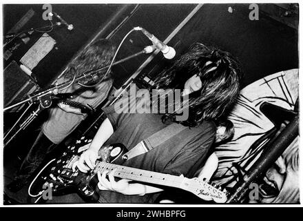 THE FRANTIC SPIDERS, RIOT GRRRL BAND, 1993 : le très court groupe de Riot Grrrl LES FRANTIC SPIDERS jouent Bristol Fleece et Firkin à Bristol, Angleterre, Royaume-Uni le 28 juillet 1993. Photo : Rob Watkins. INFO : la scène Riot Grrrl des années 90 a émergé comme un mouvement féministe au sein du punk rock, plaidant pour l'égalité des sexes et abordant les questions sociales. Des groupes comme Bikini Kill et Bratmobile ont alimenté le mouvement, utilisant la musique comme plate-forme pour l'activisme et l'autonomisation des femmes dans la scène punk dominée par les hommes. Banque D'Images