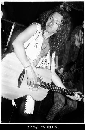 NEWCRANES, CONCERT, 1994 : un très jeune chanteur Mark Simpson du groupe folk punk NEWCRANES payant en direct au légendaire TJ’s à Newport, pays de Galles, Royaume-Uni le 10 octobre 1994. Photo : Rob Watkins. INFO : The Newcranes est un groupe de folk punk britannique, formé à Derby, en Angleterre. Ils sont fréquemment comparés aux Levellers et à d'autres groupes folk-rock contemporains tels que The Men They Could't Hang. Banque D'Images