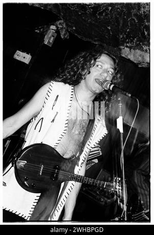 NEWCRANES, CONCERT, 1994 : un très jeune chanteur Mark Simpson du groupe folk punk NEWCRANES payant en direct au légendaire TJ’s à Newport, pays de Galles, Royaume-Uni le 10 octobre 1994. Photo : Rob Watkins. INFO : The Newcranes est un groupe de folk punk britannique, formé à Derby, en Angleterre. Ils sont fréquemment comparés aux Levellers et à d'autres groupes folk-rock contemporains tels que The Men They Could't Hang. Banque D'Images