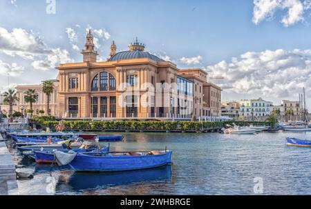 Vue du théâtre historique Margherita dans la vieille ville de Bari, région des Pouilles (Pouilles), sud de l'Italie, Europe Banque D'Images