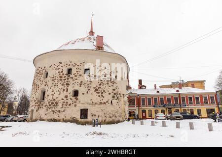 Vyborg, Russie - 18 février 2023 : vue sur la rue d'hiver avec l'extérieur de la tour ronde où un arsenal et une prison étaient situés dans l'ancien TI Banque D'Images