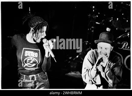 GROUPE ACID JAZZ GALLIANO, CONCERT, 1994 : Valerie Etienne et Rob Gallagher (Robert Galliano) du groupe Acid Jazz Galliano jouant au Great Hall de l'Université Cardiff à Cardiff, pays de Galles le 3 juin 1994. Photo : Rob Watkins. INFO : Galliano, un groupe de jazz acide britannique formé à la fin des années 80, a apporté une fusion de jazz, funk et soul. Des albums comme 'In Pursuit of the 13th Note' présentaient leur son éclectique. Banque D'Images