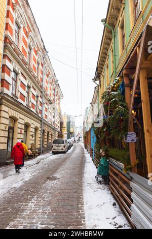 Vyborg, Russie - 18 février 2023 : vue de rue en perspective avec des gens marchant près de maisons résidentielles un jour d'hiver. Vieille ville de Vyborg Banque D'Images