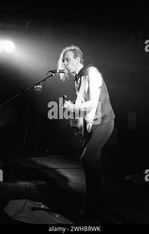 JULIAN COPE, CONCERT, 1998 : Julian Cope jouant au Bristol Bierkeller le 4 février 1998. Photo : Rob Watkins. INFO : Julian Cope, né en 1957, est un musicien et auteur anglais. En tant que membre fondateur de The Teardrop Explodes, sa carrière solo explore le rock psychédélique. Des albums comme 'Peggy suicide' mettent en valeur son éclectique, avec l'influence de Cope qui s'étend au-delà de la musique pour entrer dans la littérature et les commentaires culturels. Banque D'Images