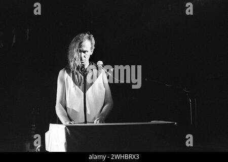 JULIAN COPE, CONCERT, 1998 : Julian Cope jouant au Bristol Bierkeller le 4 février 1998. Photo : Rob Watkins. INFO : Julian Cope, né en 1957, est un musicien et auteur anglais. En tant que membre fondateur de The Teardrop Explodes, sa carrière solo explore le rock psychédélique. Des albums comme 'Peggy suicide' mettent en valeur son éclectique, avec l'influence de Cope qui s'étend au-delà de la musique pour entrer dans la littérature et les commentaires culturels. Banque D'Images