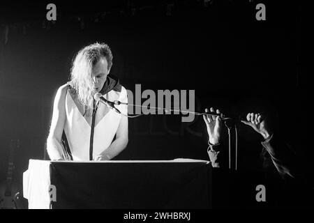 JULIAN COPE, CONCERT, 1998 : un roadie lutte pour ajuster le microphone alors que Julian Cope joue en concert au Bristol Bierkeller le 4 février 1998. Photo : Rob Watkins. INFO : Julian Cope, né en 1957, est un musicien et auteur anglais. En tant que membre fondateur de The Teardrop Explodes, sa carrière solo explore le rock psychédélique. Des albums comme 'Peggy suicide' mettent en valeur son éclectique, avec l'influence de Cope qui s'étend au-delà de la musique pour entrer dans la littérature et les commentaires culturels. Banque D'Images