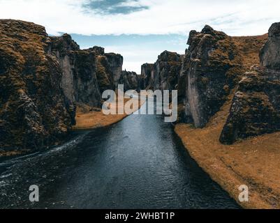 Le pittoresque Canyon de Fjaðrárgljúfur dans le sud de l'Islande Banque D'Images