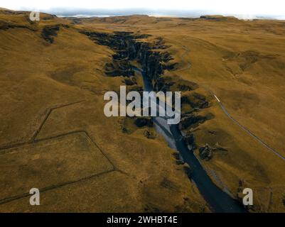 Le pittoresque Canyon de Fjaðrárgljúfur dans le sud de l'Islande Banque D'Images