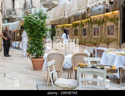 Restaurant caractéristique situé dans le centre historique de la ville de Bari, région des Pouilles (Apuleia), sud de l'Italie, Europe, 17 septembre, 2022 Banque D'Images
