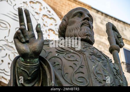 La statue en bronze de préparant Nicolas de Bari devant la Basilique San Nicola de Zurab Tsereteli (2002), Bari, région des Pouilles (Pouilles), Italie du Sud, UE Banque D'Images