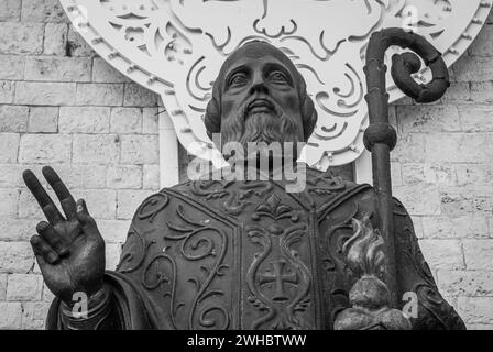 La statue en bronze de préparant Nicolas de Bari devant la Basilique San Nicola de Zurab Tsereteli (2002), Bari, région des Pouilles (Pouilles), Italie du Sud, UE Banque D'Images