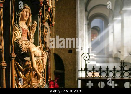 Statue de la Vierge Marie avec l'enfant Jésus, Abbaye de préparé Maurice et Maurus de Clervaux, Clervaux, Luxembourg, Europe Banque D'Images