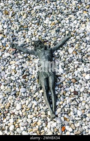 Crucifix couché sur des cailloux, cimetière, Luxembourg, Europe Banque D'Images