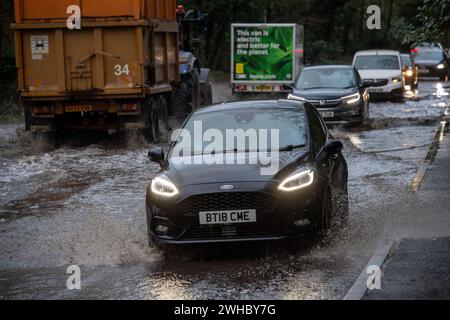 Kiln Green, Berkshire Royaume-Uni. Les voitures et les véhicules traversent les eaux de crue sur la route A4 Bath à Kiln Green, Berkshire après de fortes pluies hier. Il existe un certain nombre d'alertes d'inondation et un avertissement d'inondation pour le Berkshire. Crédit : Maureen McLean/Alamy Live News Banque D'Images