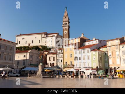 Piran, Slovénie - août 26 2023 : la place historique Tartini, Tartinijev Trg, dans le centre de la vieille ville de Piran sur la côte slovène. Une tarte Giuseppe Banque D'Images