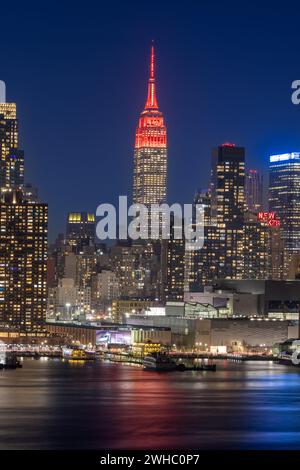 New York, États-Unis. 8 février 2024. Cette photo prise le 8 février 2024 montre l'Empire State Building illuminé en rouge pour le nouvel an lunaire chinois à New York, aux États-Unis. L'Empire State Building a commencé ses célébrations du nouvel an lunaire jeudi avec un éclairage cérémoniel et le dévoilement de son exposition de fenêtres de la Cinquième Avenue. POUR ALLER AVEC 'Empire State Building de New York brille rouge pour le nouvel an lunaire chinois' crédit : Winston Zhou/Xinhua/Alamy Live News Banque D'Images