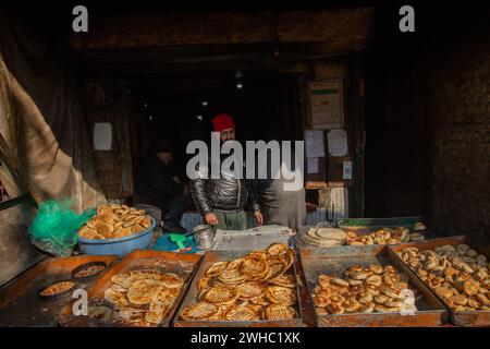 Srinagar, Inde. 08th Feb, 2024. (2/8/2024) Un homme vendant du pain cachemirien par une journée ensoleillée d'hiver à Srinagar Cachemire. Le service météorologique local a prédit un temps sec jusqu'au 17 février. (Photo de Faisal Bashir/Pacific Press/Sipa USA) crédit : Sipa USA/Alamy Live News Banque D'Images