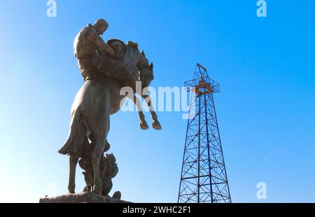 Bronze « hommage aux Range Riders » par Constance Whitney Warren devant le Capitole de l'État de l'Oklahoma, seul terrain du Capitole de l'État avec des puits de pétrole actifs - U. Banque D'Images