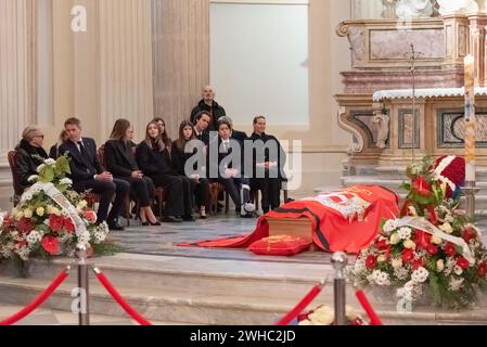 Photo Matteo SECCI/LaPresse 9 febbraio 2024 Venaria Reale, Italia - Cronaca - Camera Ardente di Vittorio Emanuele di Savoia - Nell'immagine: un momento presso la chiesa di Sant'Uberto della Reggia di Venaria - Emanuele Filiberto di Savoia con Marina Doria con il feretro 9 février 2024 Venaria Reale, Italie - Chambre funéraire de Vittorio Emanuele di Savoia. Photo : un moment à l'église Sant'Uberto au Palais Royal Venaria. Emanuele Filiberto de Savoie avec Marina Doria avec le cercueil crédit : LaPresse/Alamy Live News Banque D'Images