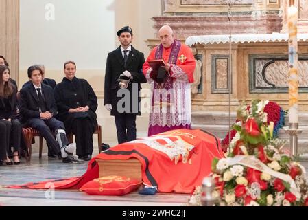 Photo Matteo SECCI/LaPresse 9 febbraio 2024 Venaria Reale, Italia - Cronaca - Camera Ardente di Vittorio Emanuele di Savoia . Nell'immagine : un momento presso la chiesa di Sant'Uberto della Reggia di Venaria. Il feretro 9 février 2024 Venaria Reale, Italie - Chambre funéraire de Vittorio Emanuele di Savoia. Photo : un moment à l'église Sant'Uberto au Palais Royal Venaria. Crédit Coffin : LaPresse/Alamy Live News Banque D'Images