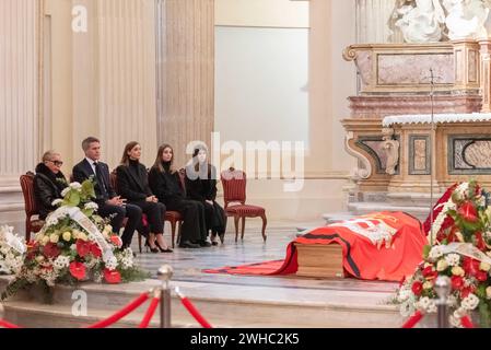 Photo Matteo SECCI/LaPresse 9 febbraio 2024 Venaria Reale, Italia - Cronaca - Camera Ardente di Vittorio Emanuele di Savoia - Nell'immagine: un momento presso la chiesa di Sant'Uberto della Reggia di Venaria - Emanuele Filiberto di Savoia con Marina Doria con il feretro 9 février 2024 Venaria Reale, Italie - Chambre funéraire de Vittorio Emanuele di Savoia. Photo : un moment à l'église Sant'Uberto au Palais Royal Venaria. Emanuele Filiberto de Savoie avec Marina Doria avec le cercueil crédit : LaPresse/Alamy Live News Banque D'Images