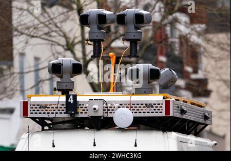 La police métropolitaine déploie l'utilisation de la technologie de reconnaissance faciale en direct à Croydon, au sud de Londres. Les met utilisent cette technologie pour lutter contre la criminalité et identifier les délinquants, aidant ainsi les agents à cibler les personnes recherchées pour avoir causé de graves violences. Date de la photo : vendredi 9 février 2024. Banque D'Images