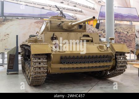 Panzer 3 allemand exposé dans le musée des chars de Bovington, peint en couleur sable pour représenter un véhicule du corps Afrika. Janvier 2024 Banque D'Images