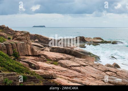 Côte rocheuse et océan au Brésil. Paysage marin en Amérique du Sud Banque D'Images