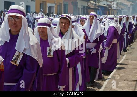 Antigua, Guatemala. Cucuruchos en procession pendant la semaine Sainte, la Semana Santa. Banque D'Images