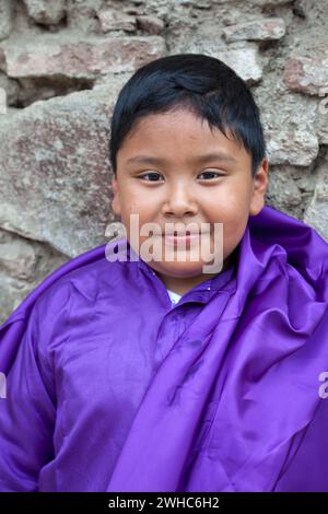 Antigua, Guatemala. Un jeune Cucurucho d'extraction maya, après avoir fait son tour portant un char (Anda) dans une procession religieuse duirng la semaine Sainte, la Banque D'Images